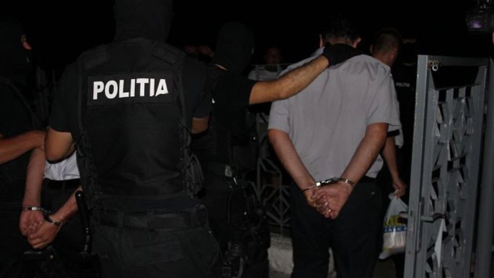 Poliţist din Bucureşti, urmărit penal. Este suspectat că primea bani ca să introducă alimente, alcool și telefoane mobile în arest