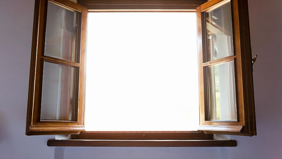 O adolescentă de 14 ani, din Ploiești, a SĂRIT pe geam după ce a visat că este urmărită de cineva!