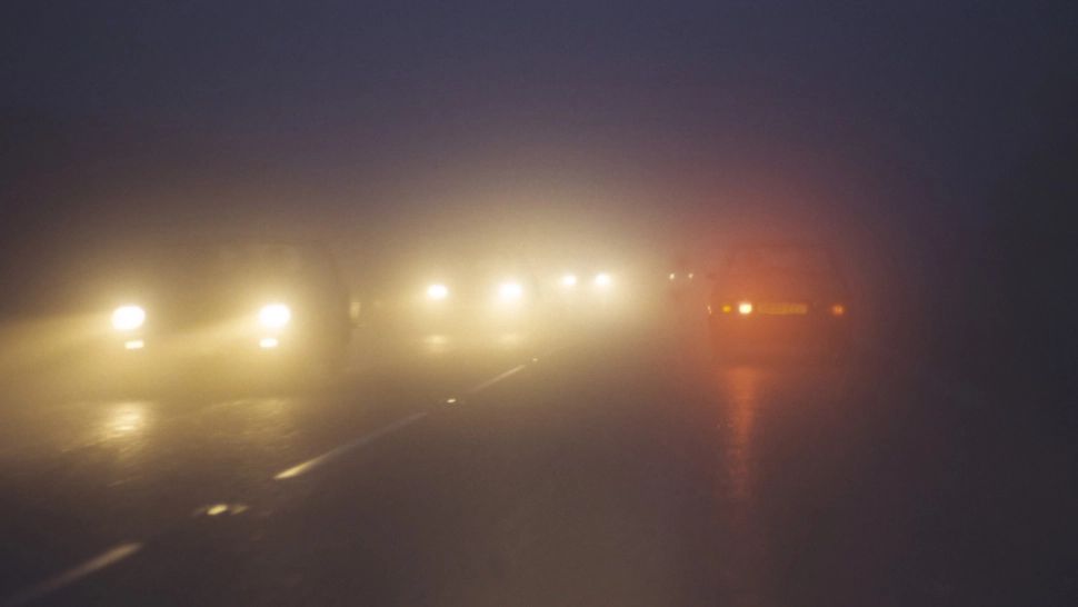 Cod galben de ceață densă în 8 județe ale țării: vizibilitatea, redusă masivă! Risc uriaș pentru șoferi: avertismentul Poliției Române