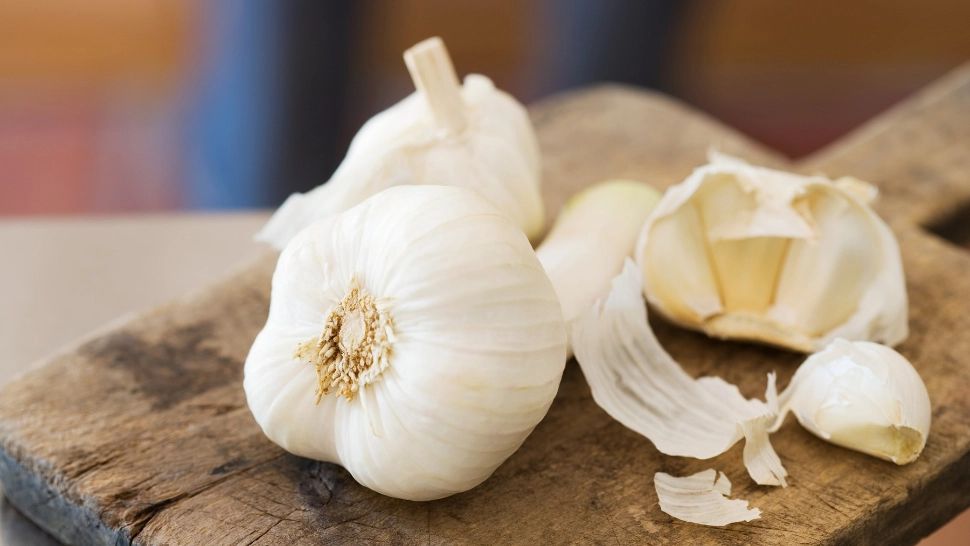 Afecțiunea extrem de rară de care suferă o femei: riscă să MOARĂ dacă mănâncă usturoi! Ce este „Boala vampirului"