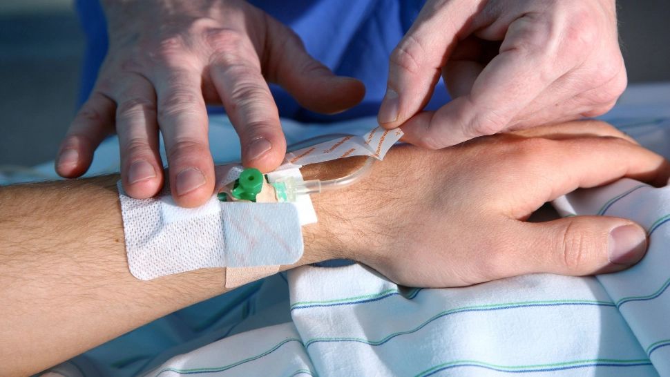 Luptă contracronometru pentru salvarea vieții unui tânăr de 27 de ani, PARALIZAT brusc din cauza unui VIRUS MISTERIOS. Ce este infecția de tip "hit and run"