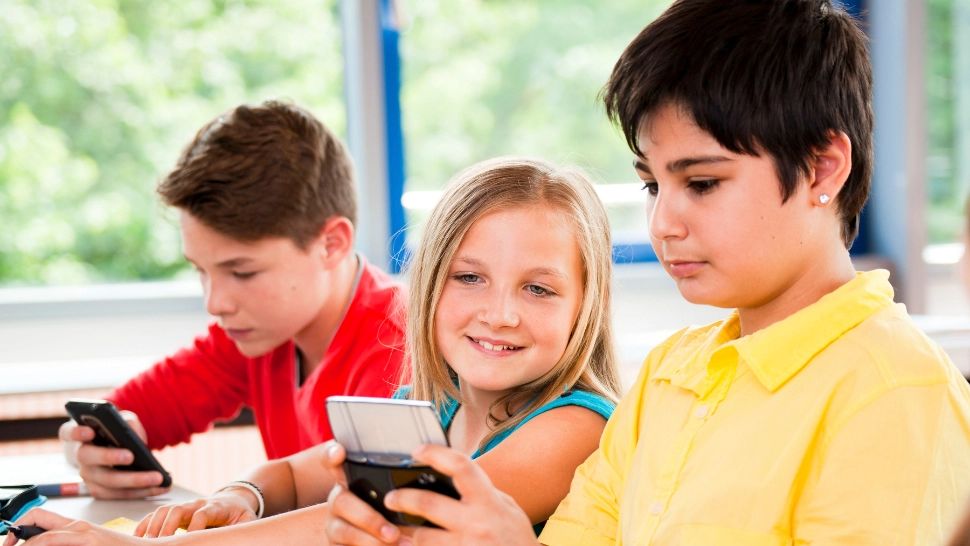 Rețele sociale pot provoca copiilor anxietate și depresie!  Avertisment dur: copiii, expuși unui perciol nebănuit