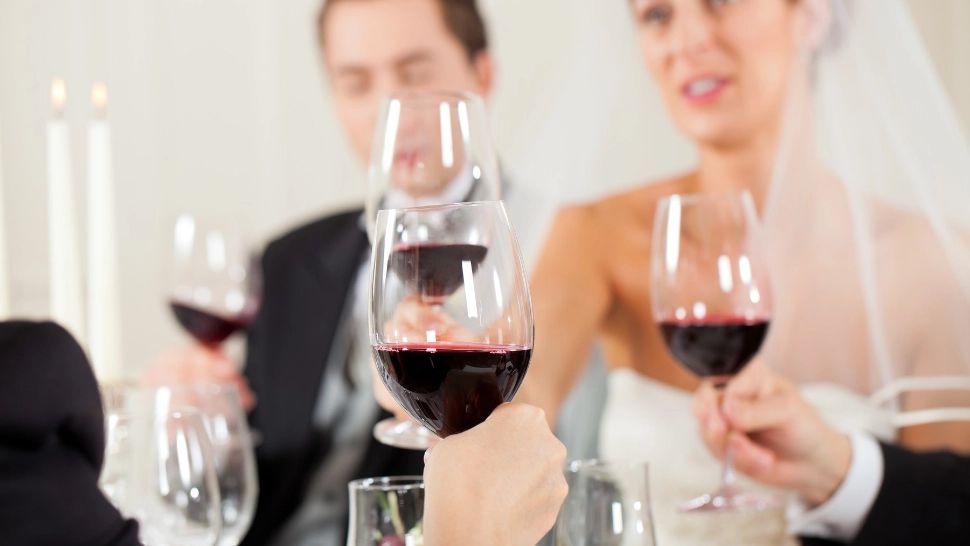 Programul nunților ar putea fi SCURTAT la sânge. Un primar vrea ca petrecerile de căsătorie să se încheie la 1 noaptea