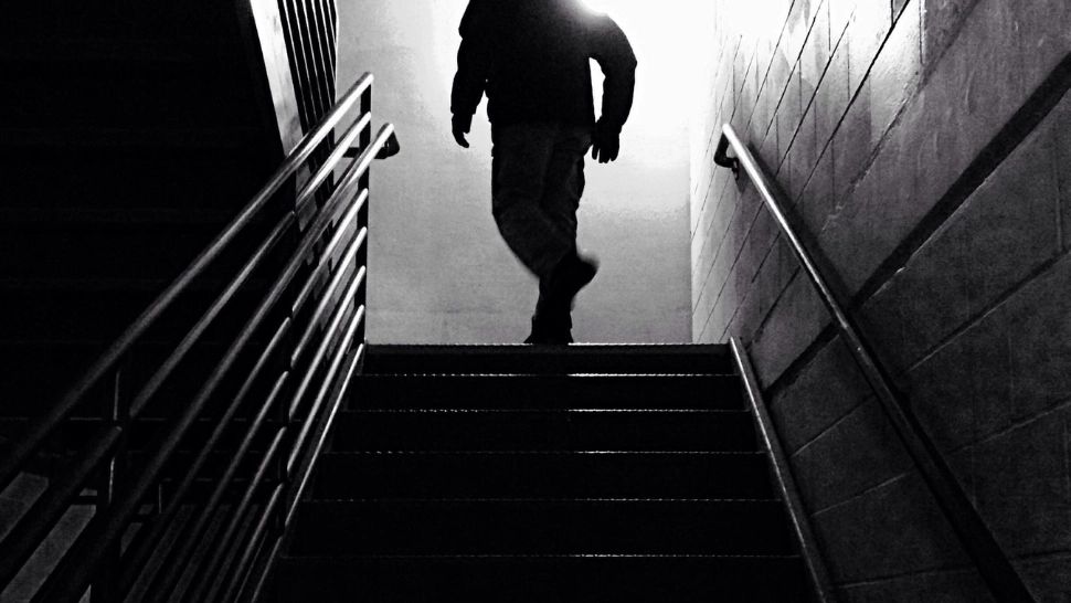 Un bărbat înarmat cu un cuțit, spaima locuitorilor din Vaslui! Individul bâtuie noaptea scările de bloc