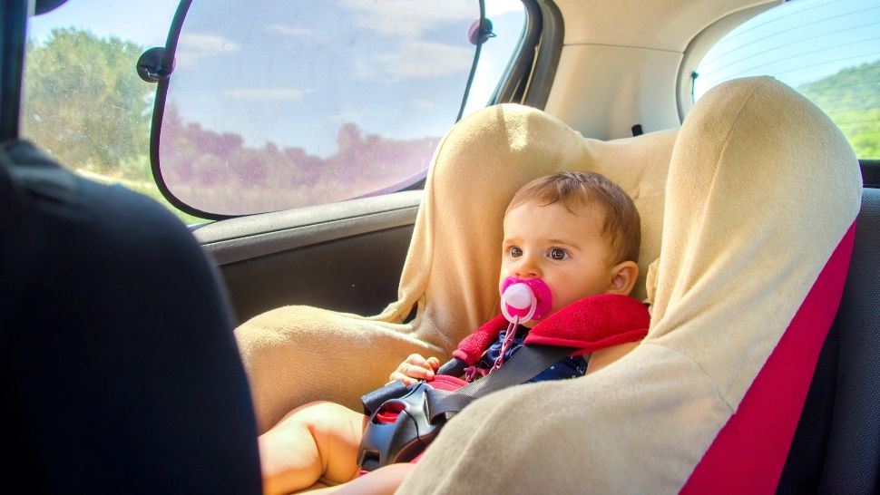 Bebeluș de 4 luni, rămas blocat în maşină. Părinţii NU au lăsat pompierii să deschidă forţat portiera: cum au scos-o afară pe fetiță 