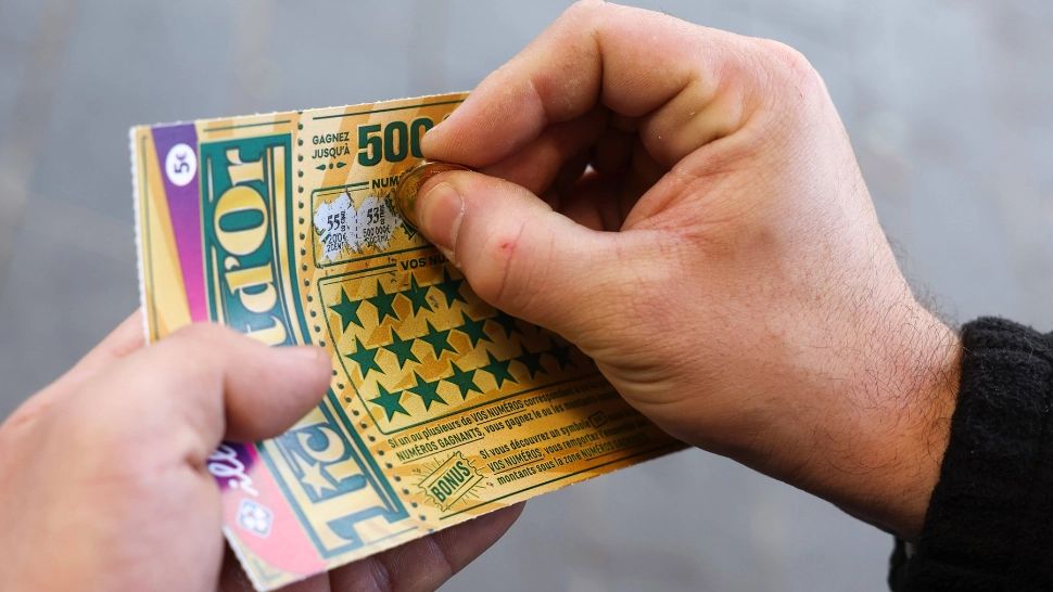 Noroc extraordinar: un bărbat a câştigat la loterie un milion de dolari cu o bancnotă găsită pe jos! Ce și-a propus să facă cu banii