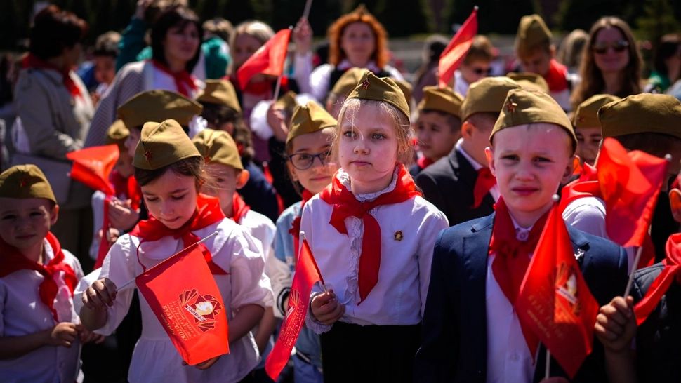 Sondaj înfiorător: Tânăra generație preferă regimurile totalitare. „Toate frustrările, toate nemulțumirile pe care tinerii le au duc doar acolo”