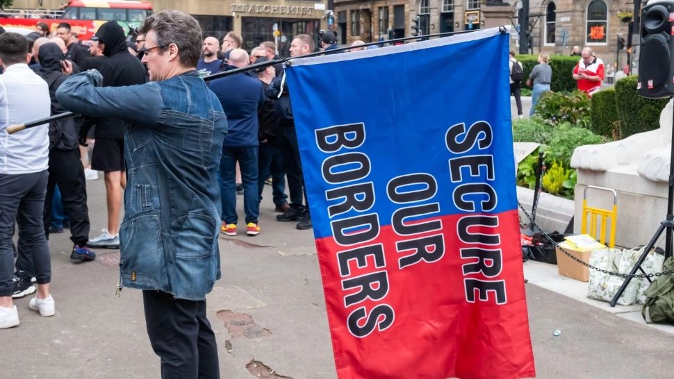 Revoluția anti-migranți ia cu asalt Europa. 17 țări UE cer urgent o lege pentru returnarea lor în țările de origine 