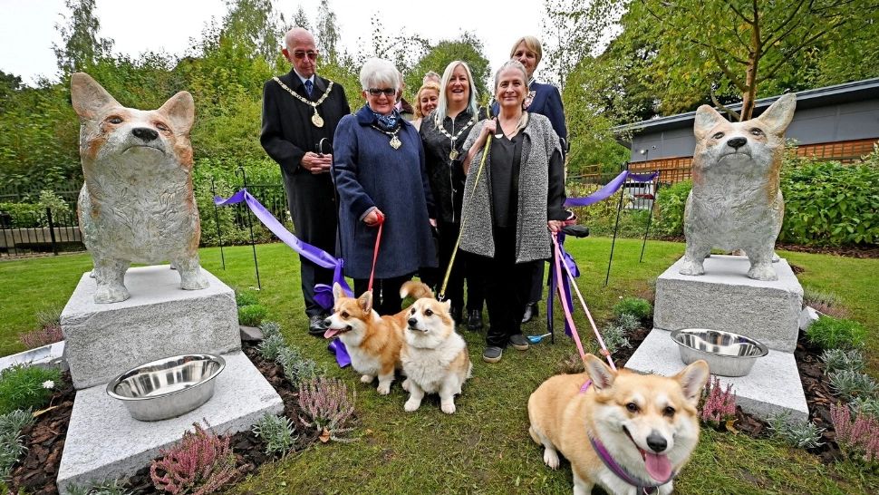 Statuile câinilor Reginei Elisabeta a II-a stârnesc controverse într-un orășel din Anglia