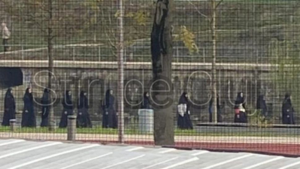 Un ritual straniu a băgat spaima în clujeni. Ce făceau zeci de oameni îmbrăcați în robe negre lungi pe malul Someșului