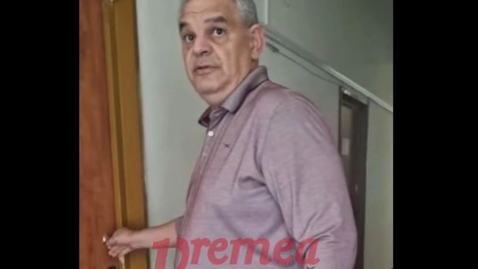 Un angajat de la Consiliul Județean Vaslui face meditații în timpul programului, fix în biroul unde ar trebui să lucreze VIDEO
