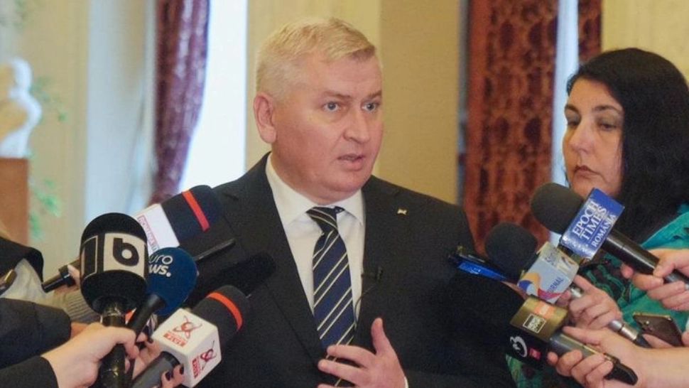 Florin Roman: M-am uitat atent la modul in care dl Ciolacu se prezintă ca fiind sărac și cinstit ca Iliescu. Sărac nu este, doar cu duhul