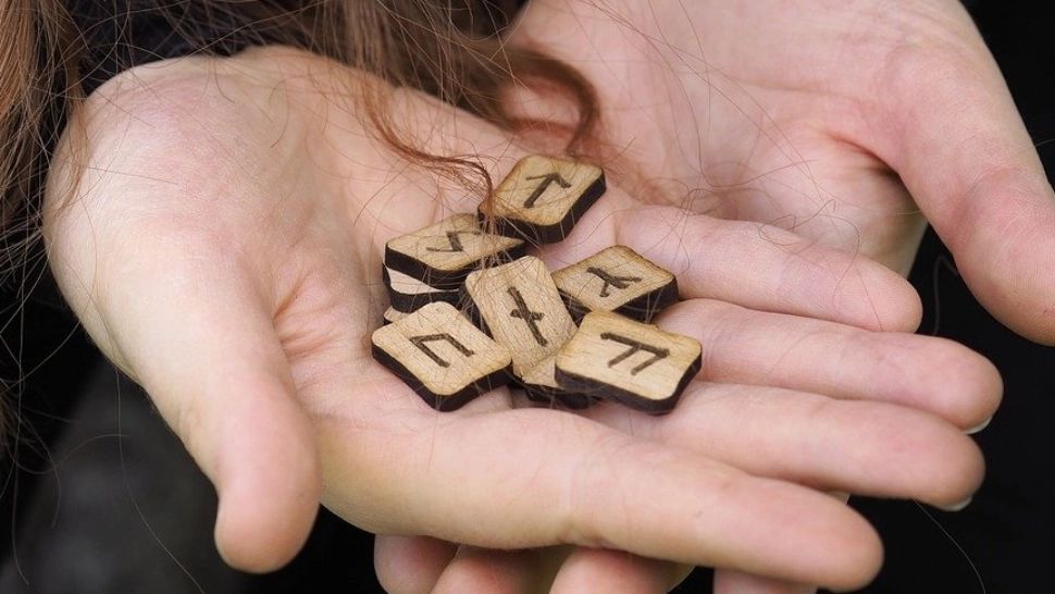 Etalarea runelor: joi, 3 aprilie 2025. Mesaje și sfaturi de la univers, în funcție de zodie