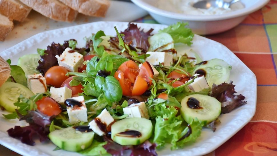 Cea mai simplă rețetă de salată de toamnă: rapidă și plină de savoare. Se prepară în 5 minute cu doar câteva ingrediente