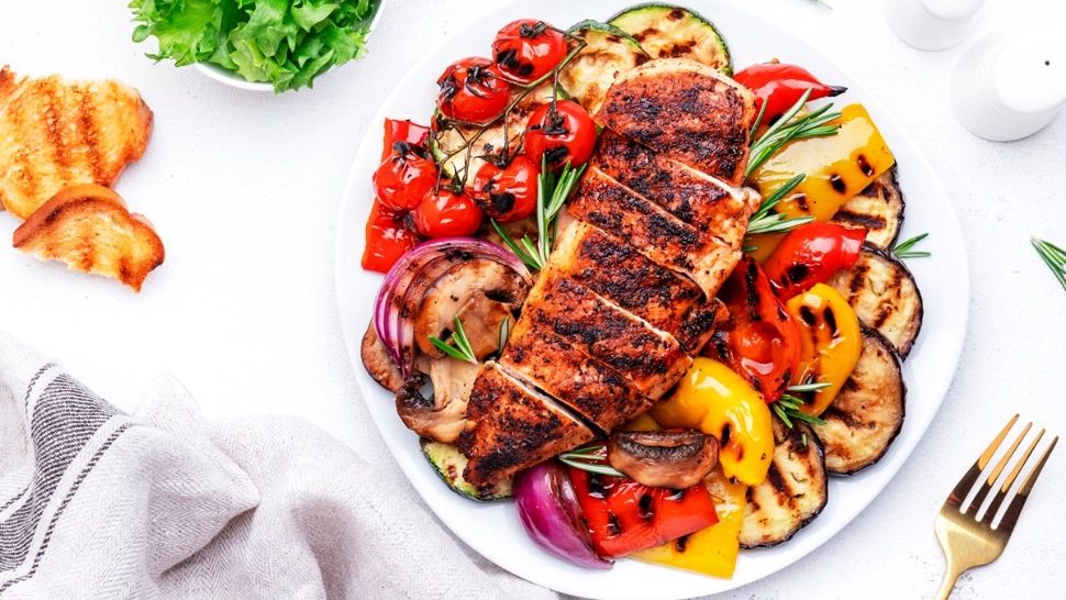 Salată caldă cu legume și carne. Rețetă gustoasă și hrănitoare