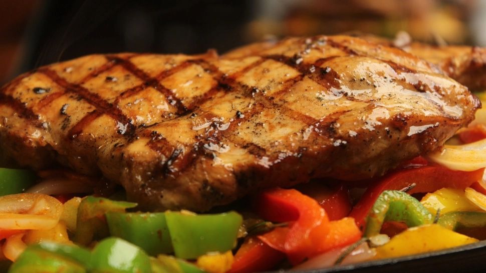 Salată de crudități cu piept de pui. O mâncare ideală pentru cine vrea să slăbească