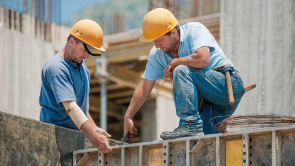 „Dă-mi în țară cât câștig aici și-ți muncesc de rup”. Greutățile pe care le îndură românii din străinătate, prea puțin cunoscute de compatrioții lor