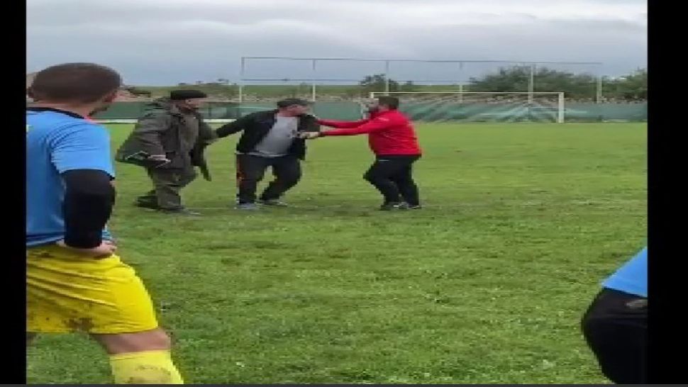 Scene de groază pe stadion. Un arbitru a fost fugărit cu sabia