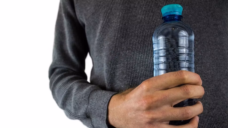 La ce pericole te expui când bei apa depozitată în sticle de plastic