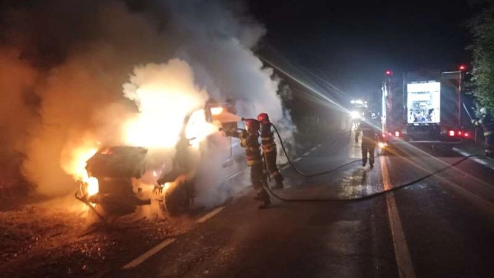 Panică în Suceava. O dubă a luat foc pe o stradă din centrul orașului VIDEO