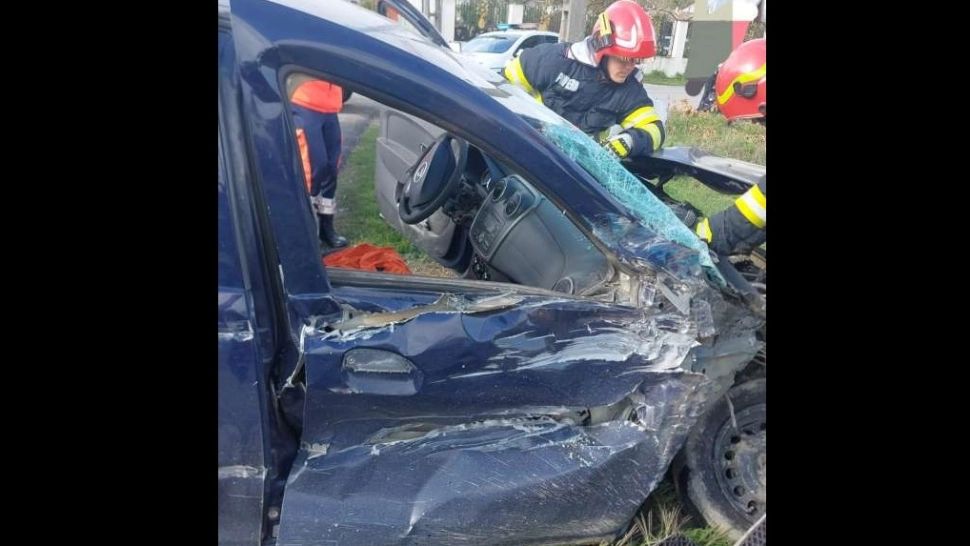 Autoturism spulberat de tren, în comuna Merișani, Argeș. Șoferul a scăpat ca prin minune