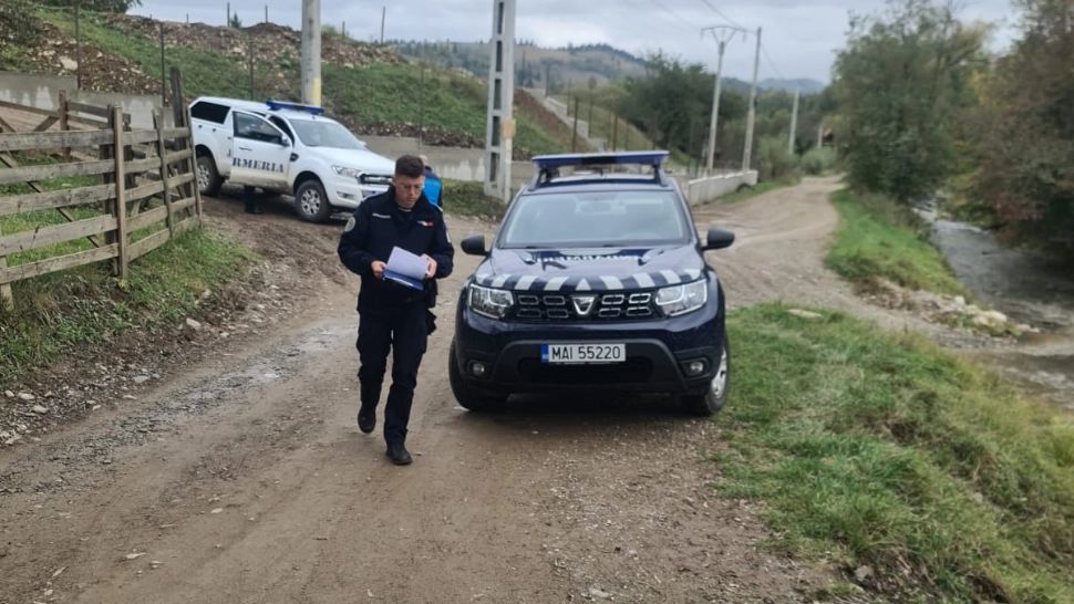 Bărbat atacat de urs într-o comună din vârful muntelui, în Suceava. Victima a ajuns la spital cu răni grave la mâini și picioare