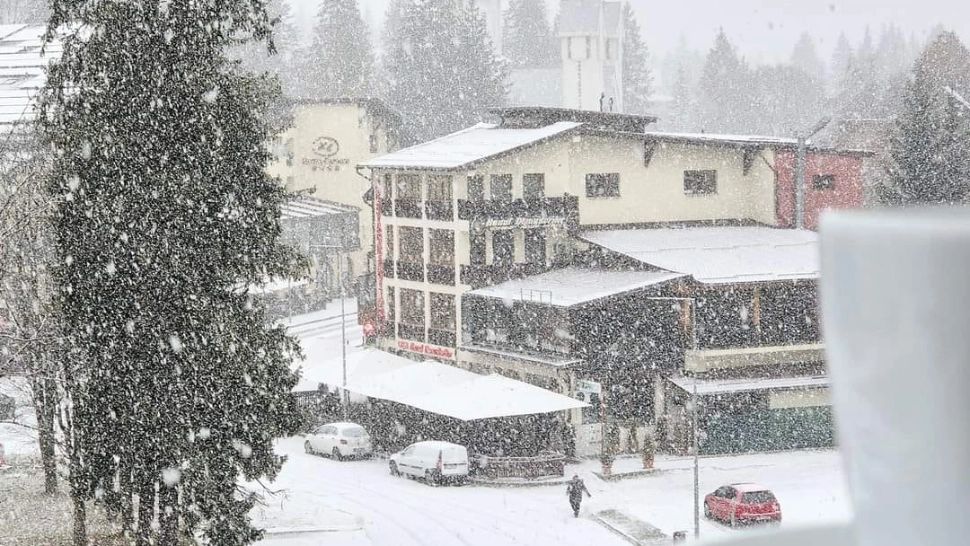 Prima zăpadă din acest an! În stațiunile de la munte ninge abundent - IMAGINI de poveste