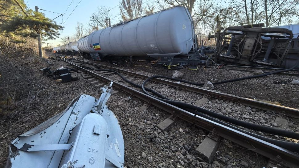 ISU intervine cu roboți pentru gestionarea scurgerilor din trenul deraiat din Mehedinți. Circulația, blocată în continuare. Prima ipoteză: conductorul ar fi adormit în cursă - VIDEO