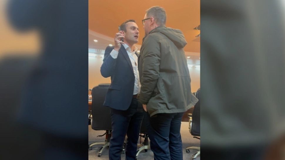 Scandal cu jigniri și îmbrânceli la Primăria Brașov. Un fost edil și un deputat s-au certat ca la piață - VIDEO