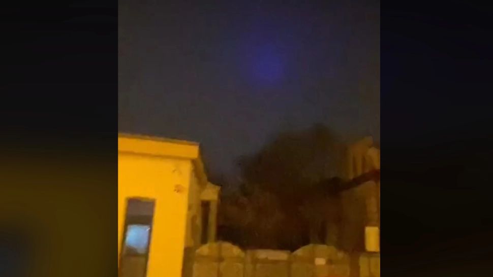 Fenomen straniu pe cerul din București. Oamenii au văzut o lumină puternică de culoare albastră