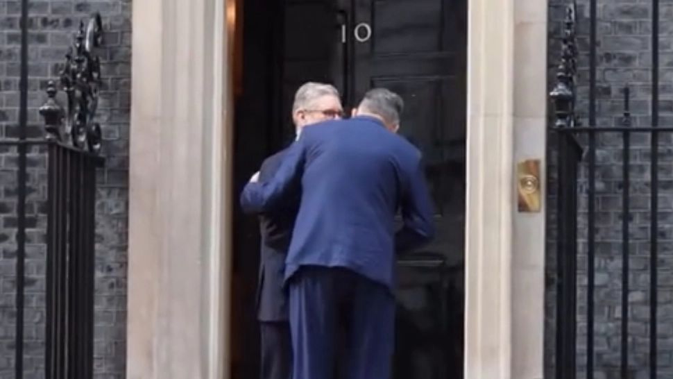 Alexandru Muraru critică dur gestul lui Marcel Ciolacu, de a-l pupa pe premierul britanic: „O gafă diplomatică rușinoasă pentru România"