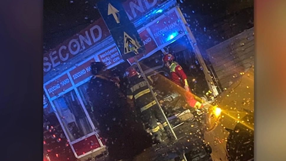 O mașină a intrat în vitrina unui magazin. Accident spectaculos pe Calea Rahovei din Capitală