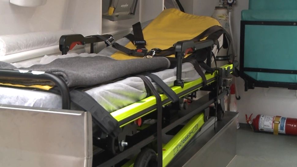  Bătrân din Cluj, în stare gravă la spital după ce a fost STRIVIT de o cruce din cimitir