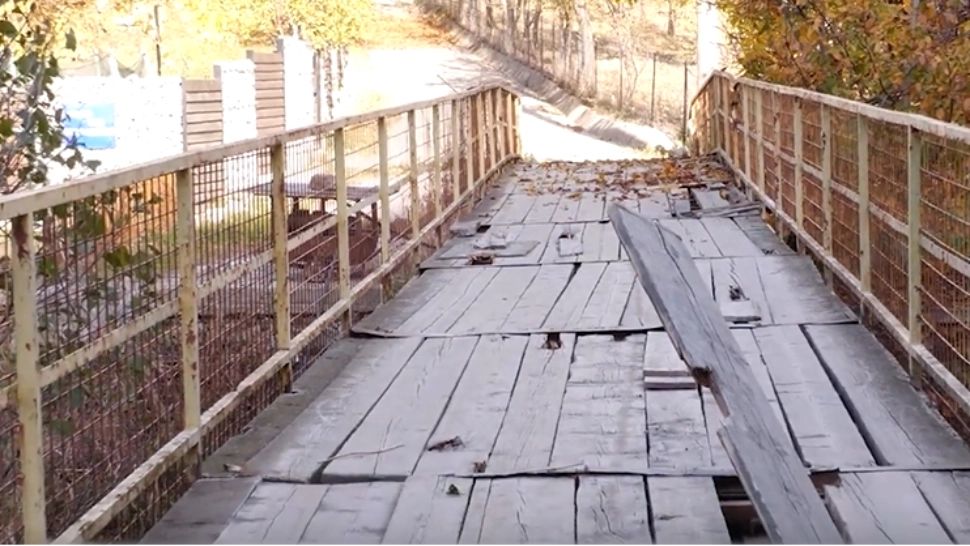 Sat din Mehedinți, în pericol să rămână IZOLAT după ce podul din zonă s-a deteriorat masiv. Localnic: "Dacă se întâmplă ceva, nu poate să intre o salvare la noi"