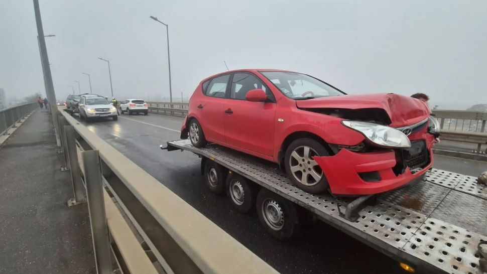 Carambol pe o șosea din Alba Iulia, din cauza poleiului: trafic îngreunat - 16 mașini, făcute praf! 