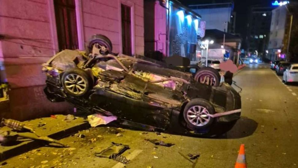 Accident rutier grav în miezul nopții, în Pitești. Patru persoane au fost transportate la spital 