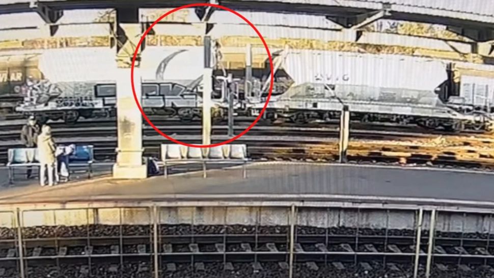 Au apărut imagini cu momentul în care un copil a fost electrocutat pe un vagon, în gara Medgidia - VIDEO