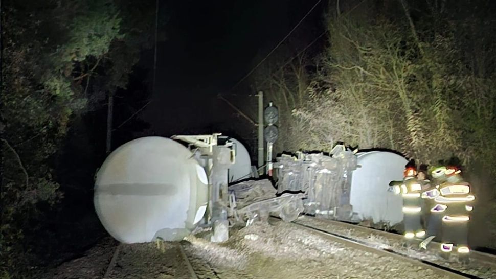 A început operaţiunea de transvazare a vagoanelor trenului cu benzină răsturnate în Mehedinți. Traficul este în continuare BLOCAT