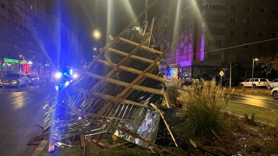 Vântul puternic a făcut ravagii în Banat: copaci doborâți, mașini și clădiri avariate, acoperișuri smulse de furtună. Zeci de intervenții ale pompierilor, în ultime ore - GALERIE FOTO