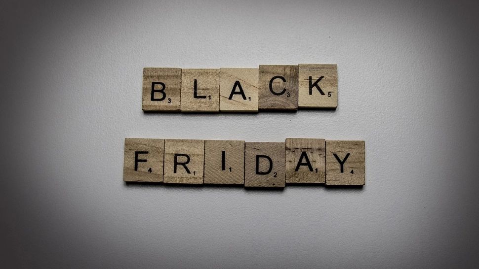 Black Friday 2024: De ce românii achiziționează produse neesențiale pe care nu le folosesc? Cum influențează FOMO cumpărăturile 
