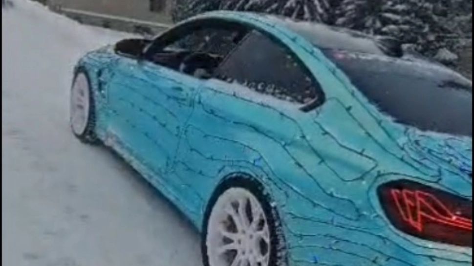 Un şofer de BMW, amendă URIAȘĂ după ce şi-a împodobit bolidul cu instalație pentru bradul de Crăciun - FOTO