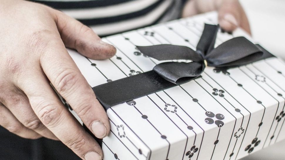 Nouă înșelătorie care face ravagii în România. Cum funcționează schema sondajului premiat cu un "mistery Box"