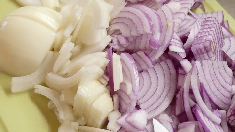 Care este mai sănătoasă: ceapa roșie sau ceapa albă? Un medic tranșează dilema