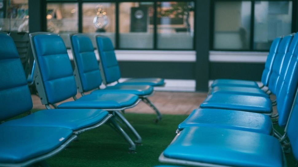 O româncă urmărită de autoritățile italiene, reținută pe Aeroportul din Bacău. Tânăra de 28 de ani este acuzată de 16 infracțiuni