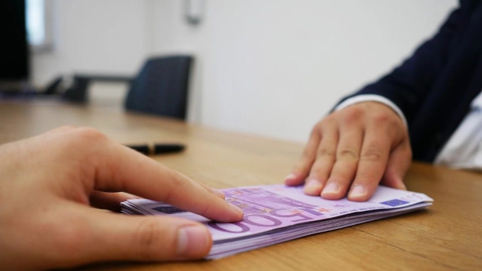 Românii cu bani în bancă vor fi TAXAȚI din 2025! Ce sumă trebuie să plătească statului