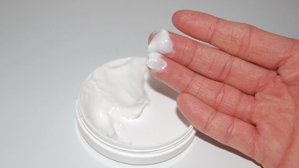 Cremă anti-aging, făcută în casă din produse naturale. Reduce ridurile, petele pigmentare și închide porii dilatați