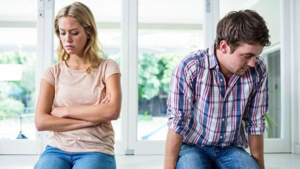 Dacă vrei să îți dai partenerul afară din casă, legea îți interzice, chiar dacă ești proprietar. Poliția va ridica din umeri și nu va interveni 