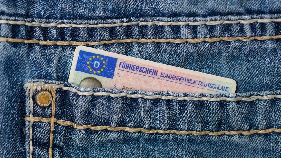 Modificări în Codul Rutier. Lovitură pentru șoferii cu permisul suspendat care nu-și plătesc amenzile