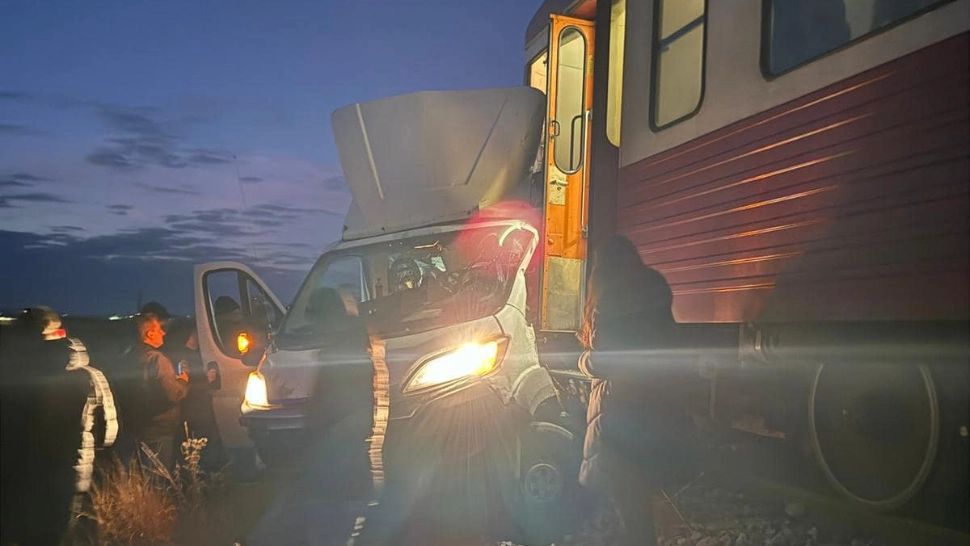 Un bărbat și-a pierdut viața după ce camioneta pe care o conducea a fost spulberată de tren 