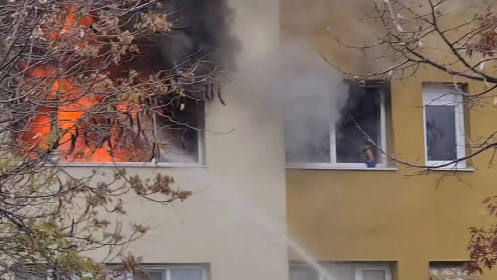 Incendiu într-un apartament din București. Scene DRAMATICE, bătrână blocată în interior - FOTO + VIDEO